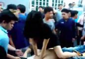 Female nurse rescue is insensible patient, unexpectedly because of pose problem by the netizen abuse