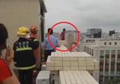 Produce emotional issue with the wife, one man is about to beat the building did not jump 3 hours, t