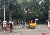 Tourist of Beijing University of Tsinghua of summer vacation time explodes full tourist queueing up