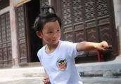 Shaolin Temple of Le Jia's daughter practises his skill, ever passed through desert, on booth so da
