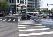 This crossing pedestrian but inclined cross a street! Beijing head 