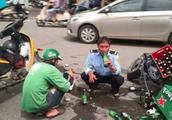 Little elder brother sold to give traffic accident to still drink in roadside actually outside