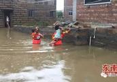 Pu Tian Yi's woman is swept by the flood, still b
