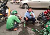 After little elder brother selling traffic accident outside, fall down drink: Live in hardship, also