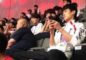 Korea athlete ignores figure, bleachers takes off a shoe to step on seat behavior abominable, netize