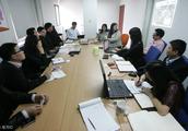 Female colleague attends a meeting see a mobile phone, be punished 1500 by boss of door of dig or di